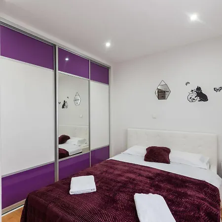 Modern In With Terrace *